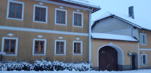 a house with snow on the side of it at Ferienwohnung In Ulrichsberg in Ulrichsberg