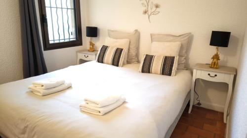 - une chambre avec 2 serviettes blanches sur un lit dans l'établissement Terrazzo - 1 chambre, vue sur la mer et piscine, à Cassis