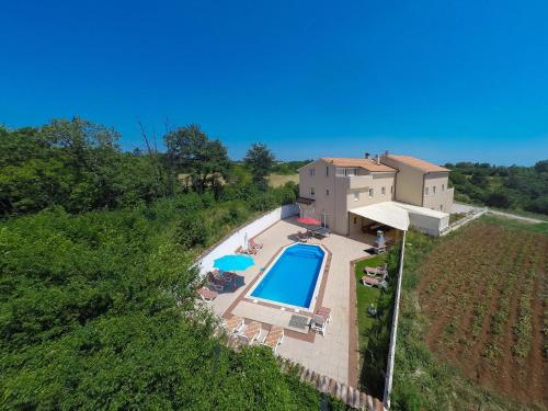 Πισίνα στο ή κοντά στο Wunderschönes Ferienhaus In Cere Mit Privatem Pool