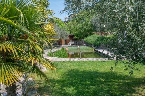 un giardino con laghetto e fontana di Villa Mit Schönem Seepanorama Und Naturteich a Castelletto di Brenzone
