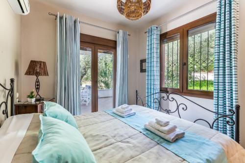 Ένα ή περισσότερα κρεβάτια σε δωμάτιο στο Villa Amaryllis In Skopelos
