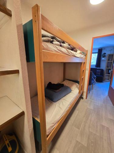 quelques lits superposés dans une chambre dans l'établissement Le Guisanel, à Briançon