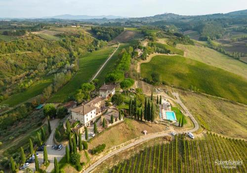 eine Luftaufnahme eines Hauses in einem Weinberg in der Unterkunft Poderi Arcangelo in San Gimignano