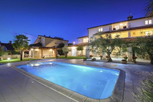 Ferienwohnung Mit Pool, Garten, Liegen, Strandnah