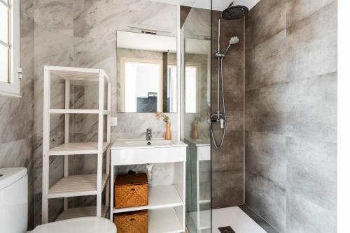 a bathroom with a shower and a sink at Apartamento CASTELLSOL 201 by Mauter Villas in Arenal d'en Castell