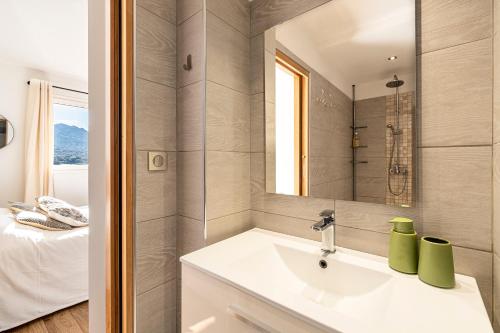 Ένα μπάνιο στο Villa La Crique - Piscine vue montagne climatisé