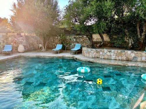 - une piscine avec un ballon à l'eau dans l'établissement Villa La Crique - Piscine vue montagne climatisé, à Monticello