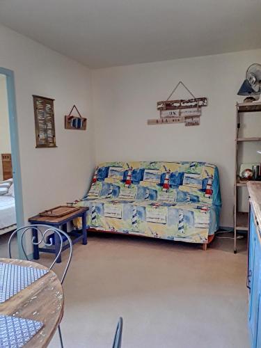 une chambre avec un lit, une table et des chaises dans l'établissement appartement avec vue sur mer - 1305, à Soulac-sur-Mer