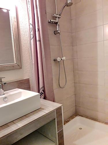 une salle de bain avec un lavabo et une douche dans l'établissement appartement avec vue sur mer - 1305, à Soulac-sur-Mer