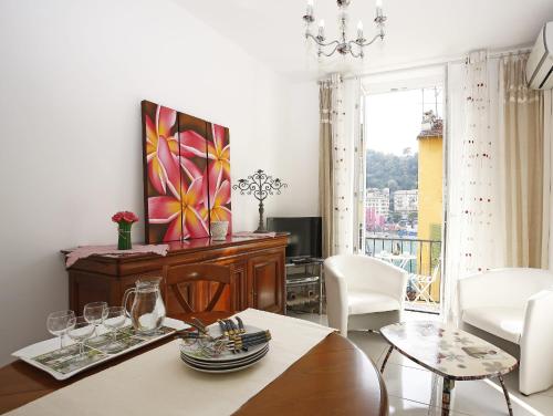 un salon avec une table à manger et un tableau dans l'établissement AIGUE-MARINE - Superbe appartement Vue Mer 4 personnes au Port de Nice, à Nice