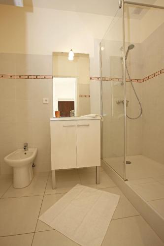 une salle de bain avec une douche, un lavabo et des toilettes dans l'établissement AIGUE-MARINE - Superbe appartement Vue Mer 4 personnes au Port de Nice, à Nice