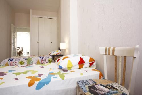une chambre avec deux lits et une chaise dans l'établissement AIGUE-MARINE - Superbe appartement Vue Mer 4 personnes au Port de Nice, à Nice