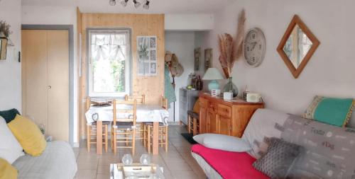 un salon avec un canapé et une table dans l'établissement Appartement charmant à Fitou avec piscine partagée - 36 m², à Fitou
