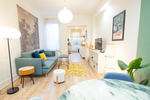 un salon avec un canapé bleu et une table dans l'établissement Nancy Cure Thermale SPECIAL CURISTES - Artem - Parc Ste-Marie - RDC BLEU, à Nancy