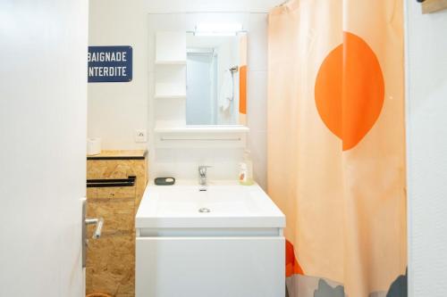 une salle de bain avec un lavabo et un rideau de douche dans l'établissement Nancy Cure Thermale SPECIAL CURISTES - Artem - Parc Ste-Marie - RDC BLEU, à Nancy