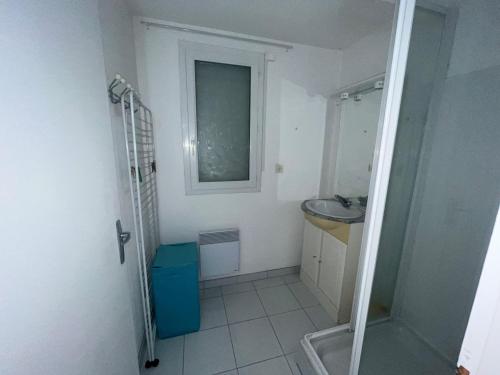 a bathroom with a shower and a sink at appartement dans un residence avec piscine - 3254 in Hourtin