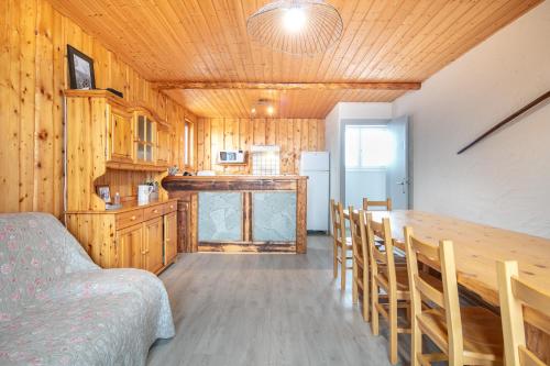 une cuisine et une salle à manger avec une table et des chaises dans l'établissement Les 4D - Pistes à 800m, parking privé, à La Toussuire