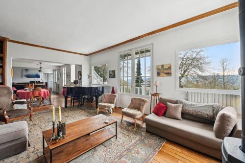 a living room with a couch and a table at Enclos de Châtillon - Grand jardin dépendance in Jouy-en-Josas