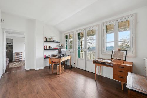 a home office with a desk and a desk at Enclos de Châtillon - Grand jardin dépendance in Jouy-en-Josas
