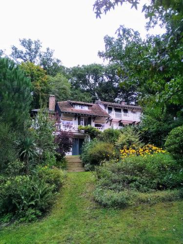 an old house in the middle of a garden at Enclos de Châtillon - Grand jardin dépendance in Jouy-en-Josas