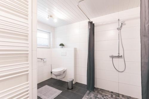 a bathroom with a shower and a toilet at Ferienwohnung Lüttje Huus 35227 in Neuemoor