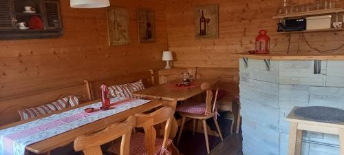 a dining room with a table and chairs in a cabin at Landhauswohnung Alte Mühle in Berlinghausen