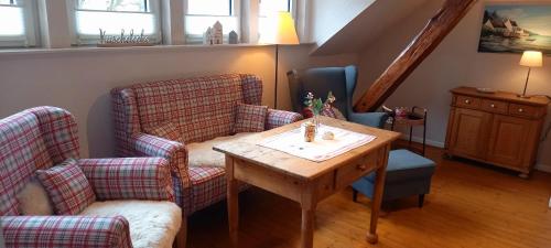 a living room with two chairs and a table at Landhauswohnung Alte Mühle in Berlinghausen