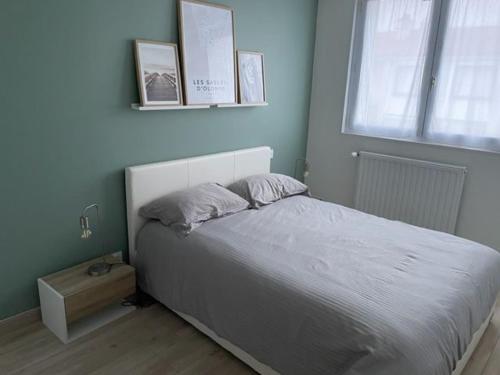 une chambre avec un lit et une fenêtre dans l'établissement MAISON LOTI, à Les Sables-dʼOlonne