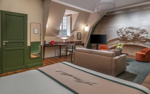 TV a/nebo společenská místnost v ubytování Hôtel Littéraire Stendhal et Spa