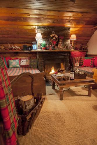Χώρος καθιστικού στο Dandy Villas Agoriani - Chalet Iris- Fireplace - Up to 6