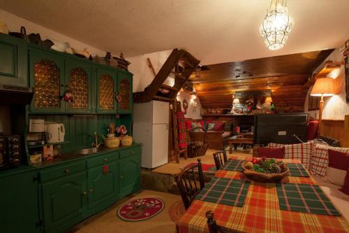 Η κουζίνα ή μικρή κουζίνα στο Dandy Villas Agoriani - Chalet Iris- Fireplace - Up to 6