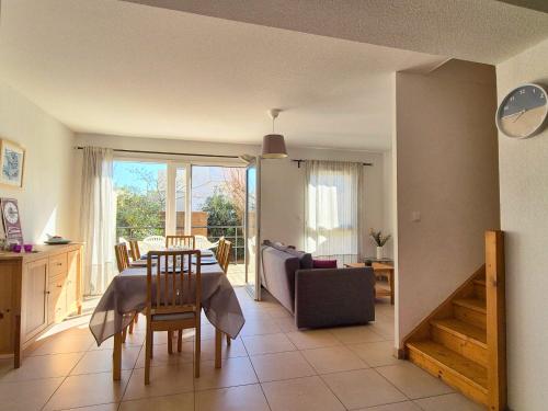 Posedenie v ubytovaní Maison de vacances 8 personnes, à 350m de la plage, idéal famille , tout confort!