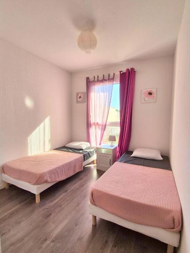 deux lits dans une chambre avec une fenêtre dans l'établissement Maison de vacances 8 personnes, à 350m de la plage, idéal famille , tout confort!, à Sérignan