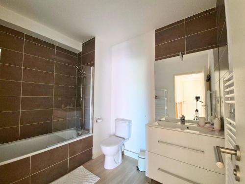 une salle de bain avec toilettes, baignoire et lavabo dans l'établissement Maison de vacances 8 personnes, à 350m de la plage, idéal famille , tout confort!, à Sérignan