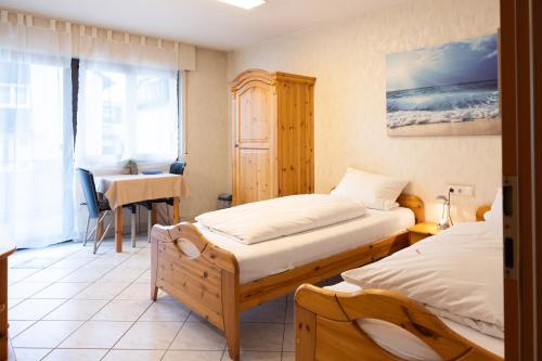 Ένα ή περισσότερα κρεβάτια σε δωμάτιο στο Hotel Schlüssel