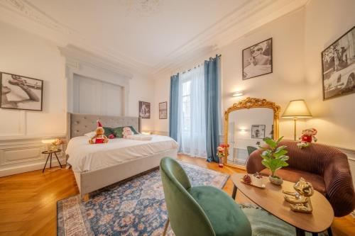 une chambre avec un lit, une table et des chaises dans l'établissement Beautiful Apartment Colmar Centre de Caractère - Private free parking included, à Colmar