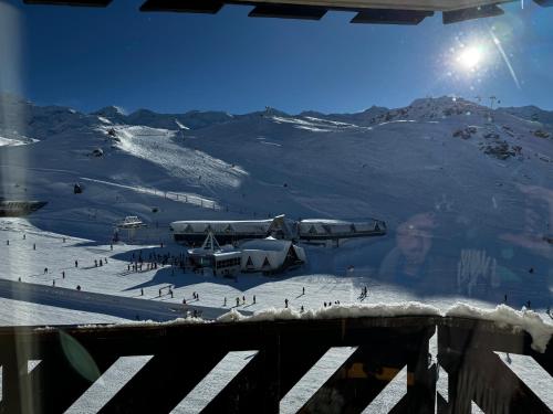 - une vue sur une montagne enneigée avec une piste de ski dans l'établissement Studio 4 places Val Thorens, à Val Thorens