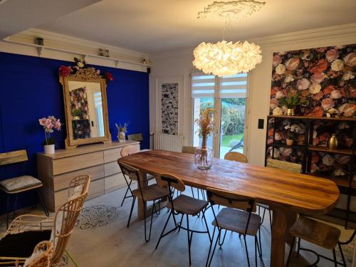 une salle à manger avec une table et des chaises en bois dans l'établissement Maison LANVALLAY, à Lanvallay