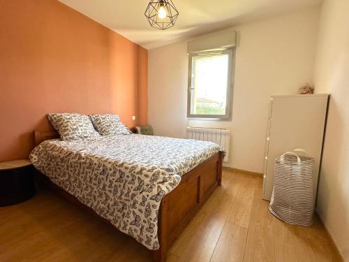 une chambre avec un lit et une fenêtre dans l'établissement Les Gemmeurs - T2 proche du lac, à Aureilhan