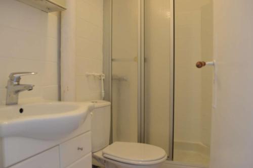 une salle de bain avec toilettes, lavabo et douche dans l'établissement NP370-005 Appartement Studio, Narbonne Plage, à Narbonne-Plage