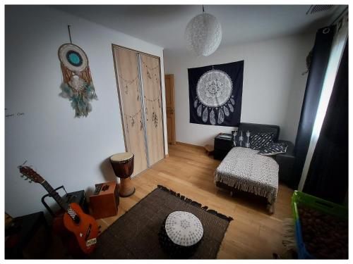 un soggiorno con chitarra e un soggiorno con chitarra di Chambre dans grande maison paisible a Paulhan