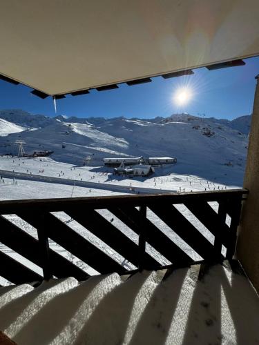 une vue depuis la fenêtre d'un aéroport avec deux avions dans l'établissement Studio 4 places Val Thorens, à Val Thorens