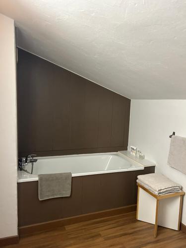 une grande baignoire dans une pièce avec une table dans l'établissement Appartement duplex Belle Plagne, à La Plagne