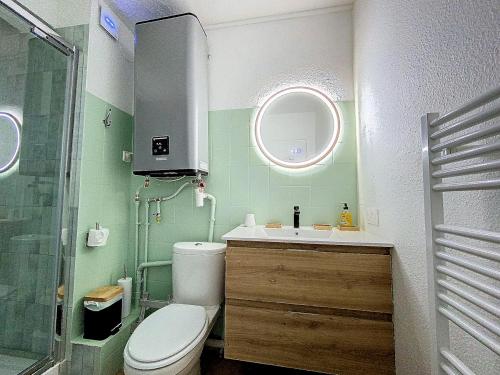 une salle de bain avec toilettes, lavabo et douche dans l'établissement Cosy, Wi-Fi, jardin & parking, Jasmins Studio entre Cannes et Antibes, à Vallauris