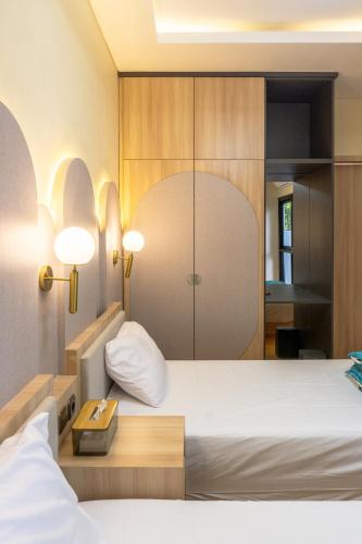 a hotel room with a bed and two lamps at Rasafie Dago Villa in Bandung