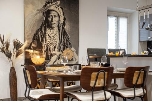 une salle à manger avec une grande peinture d'homme dans l'établissement L'ÉCLAT, Méditerranéen - Hypercentre, Rue piétonne, à Menton