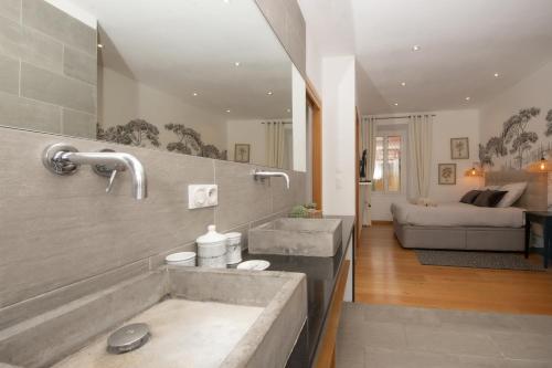 une salle de bains avec deux lavabos et un salon dans l'établissement L'ÉCLAT, Méditerranéen - Hypercentre, Rue piétonne, à Menton