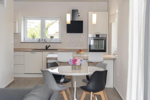 Flower Garden Rhapsody - Modern Family Apartments near Fazana