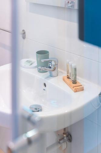 un lavandino in bagno con spazzolino da denti e cosmetici di Beautiful Terraced Villa City View by Arcobnb a Is-Swieqi