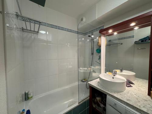 une salle de bain blanche avec un lavabo et une douche dans l'établissement Azur Marin - Wifi, Parking, Piscine, Mer à 2min, à Pornichet